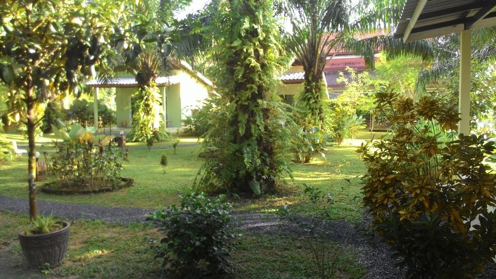 Aathid Garden Khao Lak Villa Стая снимка